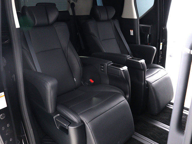 【エグゼクティブパワーシート】
高級感溢れるセカンドシートでございます!
電動リクライニング､オットマン完備!