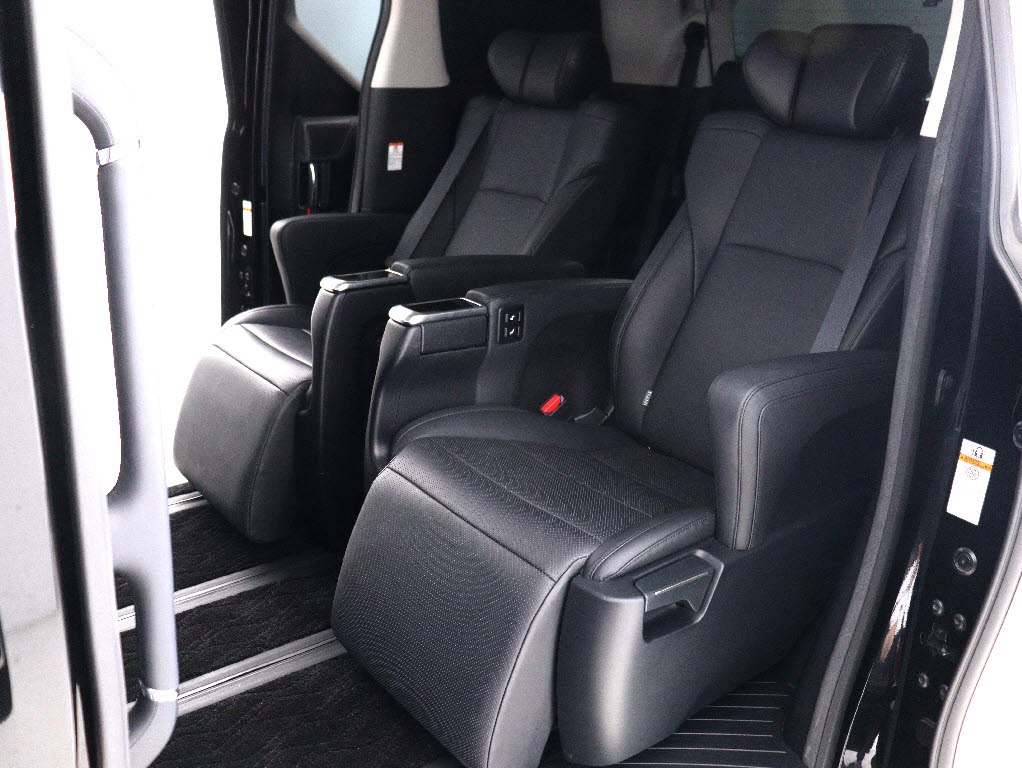 内装の状態も非常にクリーンな状態です｡
ご納車前には専門スタッフが
隅々までクリーニングを行います!