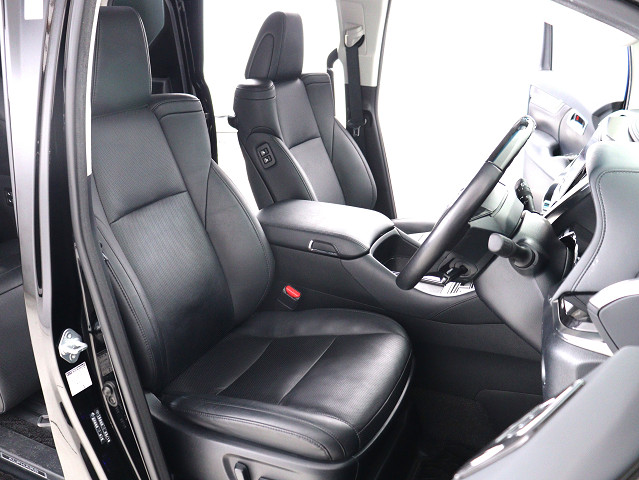 内装の状態も非常にクリーンな状態です｡
ご納車前には専門スタッフが
隅々までクリーニングを行います!