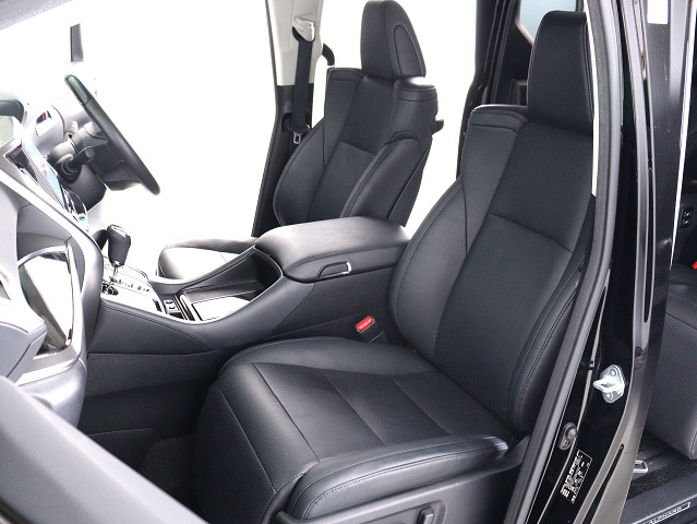 内装の状態も非常にクリーンな状態です｡
ご納車前には専門スタッフが
隅々までクリーニングを行います!