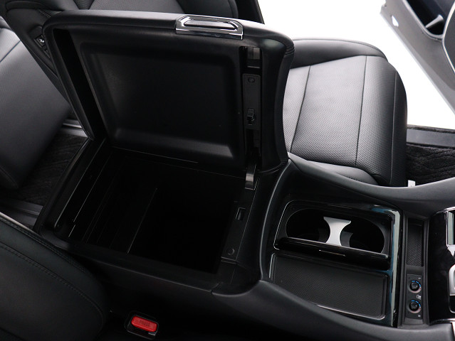 【コンソールボックス】
大容量の収納力が魅力的なコンソールです!
ドリンクホルダーも使いやすい配置です!