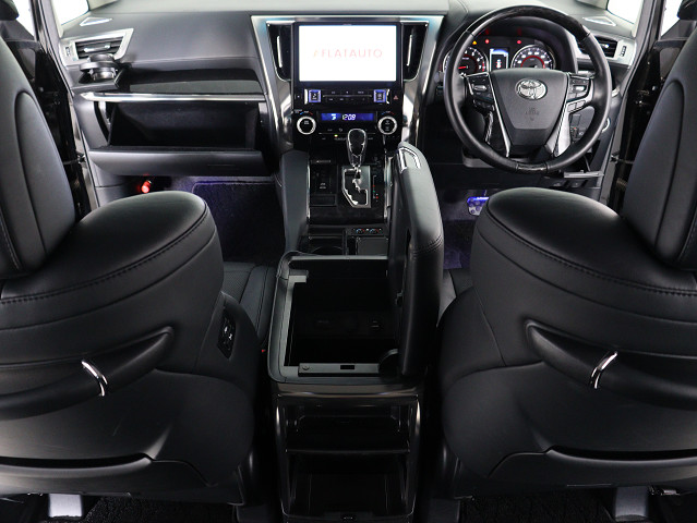 【運転席助手席も広々☆】
広々使えるのは後席だけではございません｡
国内最高峰ミニバンの特権ですね!