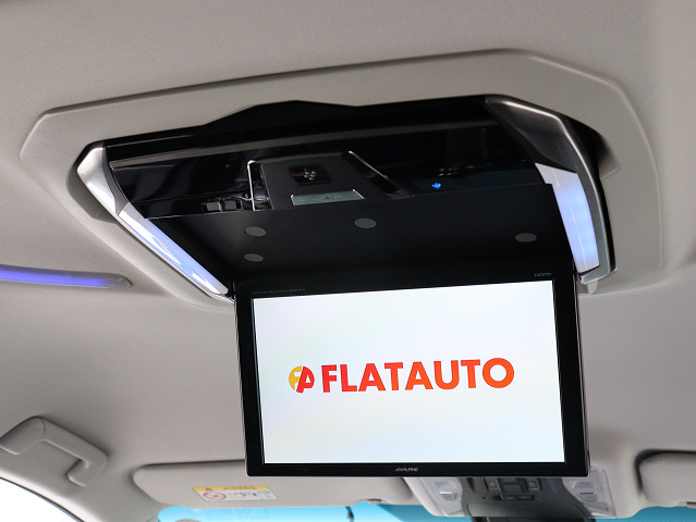 【後席モニター】
ミニバンの必須装備とも言える装備です!
後席の方も飽きることなくドライブが可能!