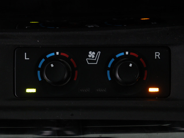 【前席シートヒーター付き】
冬に嬉しいシートヒーター付きのお車です!
エアコンよりも早く暖かくなり､快適です♪