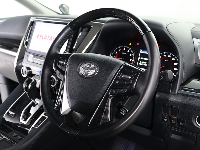 【本革巻きウッドコンビステアリング】
同色のウッド部分と本革のコンビハンドル!
高級感にあふれたステアリングです!