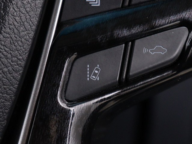 【ＬＴＡ／レーントレーシングアシスト】高
速クルージングをサポートする機能！車線や
先行車・周辺車を前方カメラやレーダーで認
識し、軌跡を追うように車線維持に必要なハ
ンドルの操作をサポートするシステムです。