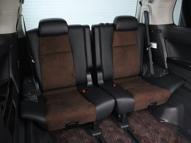 【サードシートまで広々空間】
シートアレンジにて快適空間を演出します!
豊富なアレンジパターンがございます!