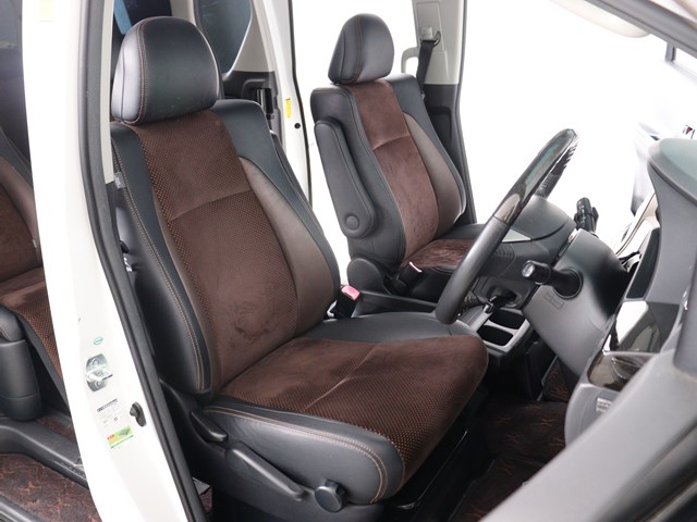 【運転席助手席も広々☆】
広々使えるのは後席だけではございません｡
国内最高峰ミニバンの特権ですね!