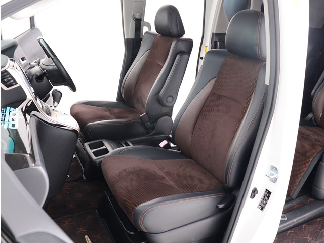 【運転席助手席も広々☆】
広々使えるのは後席だけではございません｡
国内最高峰ミニバンの特権ですね!