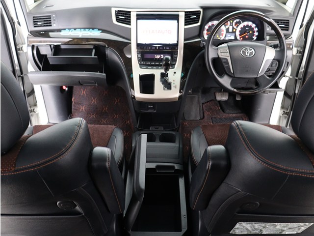 【運転席助手席も広々☆】
広々使えるのは後席だけではございません｡
国内最高峰ミニバンの特権ですね!
