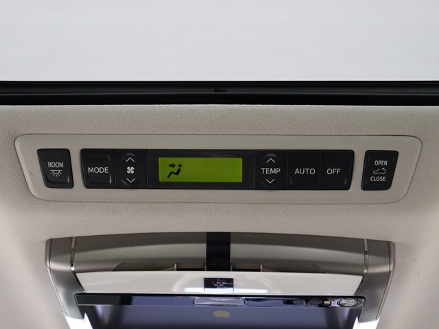 後部座席でエアコン温度をお好みで設定する
ことができます!