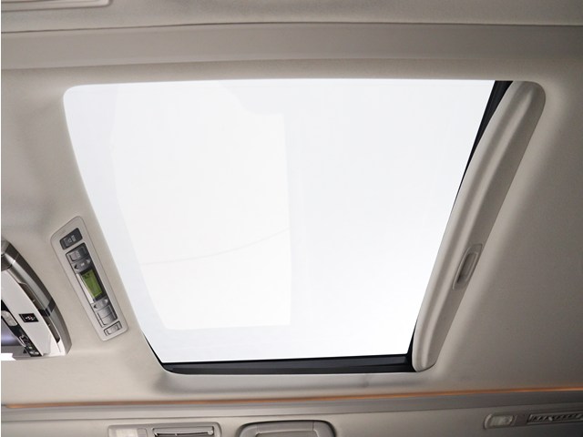 【大人気☆ツインサンルーフ】
見た目もカッコよく、車内の解放感も演出!
必須条件にされるほどの大人気装備です!