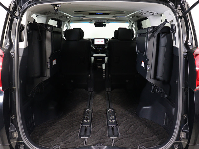 【広々トランクルーム】
スーツケース､ゴルフバッグも楽々収納可能
大人数での旅行にもピッタリの収容量です