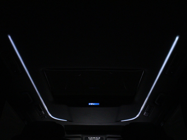 夜間に室内を照らしてくれるルームライトで
す♪♪