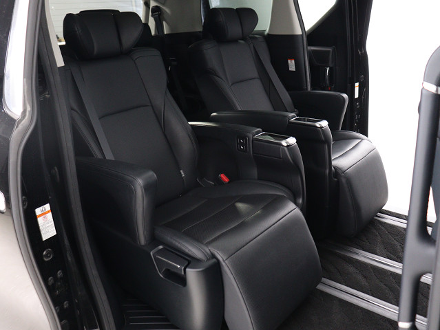 【エグゼクティブパワーシート】
高級感溢れるセカンドシートでございます!
電動リクライニング､オットマン完備!