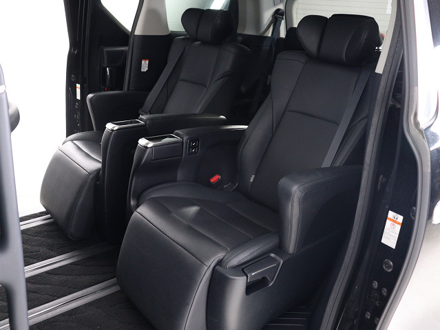 【エグゼクティブパワーシート】
高級感溢れるセカンドシートでございます!
電動リクライニング､オットマン完備!