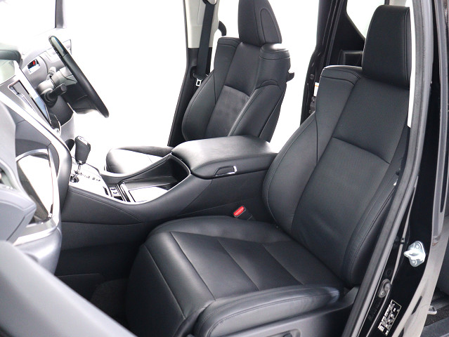 内装の状態も非常にクリーンな状態です｡
ご納車前には専門スタッフが
隅々までクリーニングを行います!