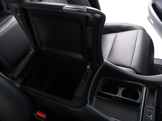 【コンソールボックス】
大容量の収納力が魅力的なコンソールです!
ドリンクホルダーも使いやすい配置です!