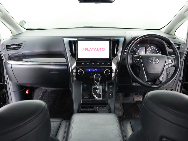 【運転席助手席も広々☆】
広々使えるのは後席だけではございません｡
国内最高峰ミニバンの特権ですね!