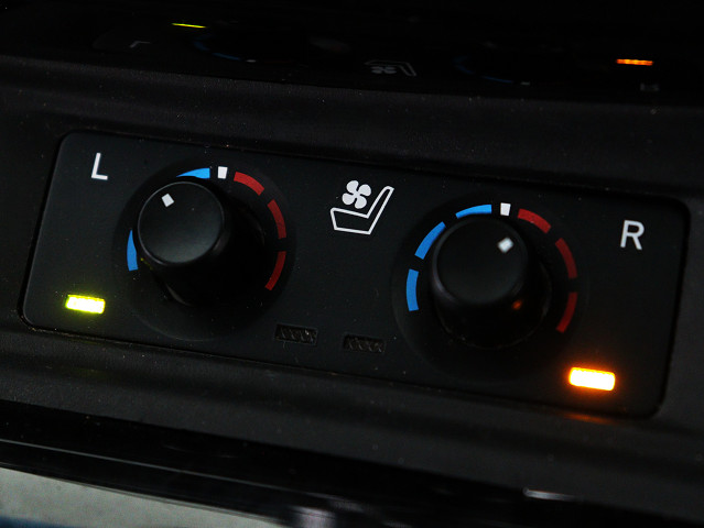 【快適温熱シート＋ベンチレーションシート
】温度調整が可能で即温性に優れたシートで
す。また夏場の暑い日に重宝するシートの背
もたれと座面から風を送り出してくれる機能
も備えてます。