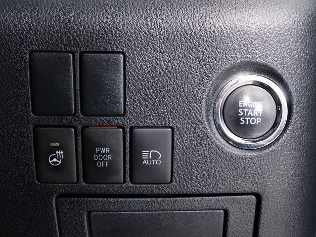 【プッシュスタート】
エンジン始動時はプッシュスタートを採用!
カバンから鍵を取り出す手間も不要です｡