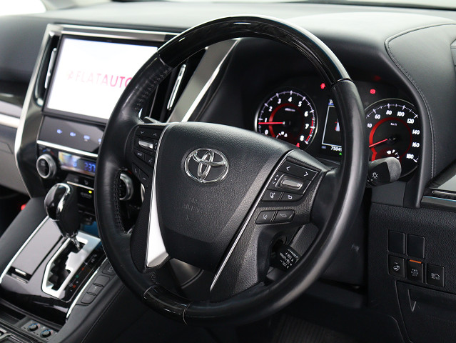 【本革巻きウッドコンビステアリング】
同色のウッド部分と本革のコンビハンドル!
高級感にあふれたステアリングです!