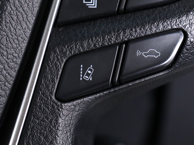 【ＬＴＡ／レーントレーシングアシスト】高
速クルージングをサポートする機能！車線や
先行車・周辺車を前方カメラやレーダーで認
識し、軌跡を追うように車線維持に必要なハ
ンドルの操作をサポートするシステムです。