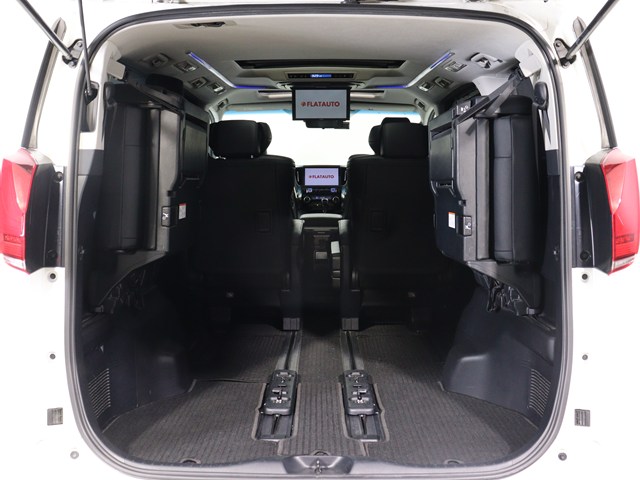 【広々トランクルーム】
スーツケース､ゴルフバッグも楽々収納可能
大人数での旅行にもピッタリの収容量です