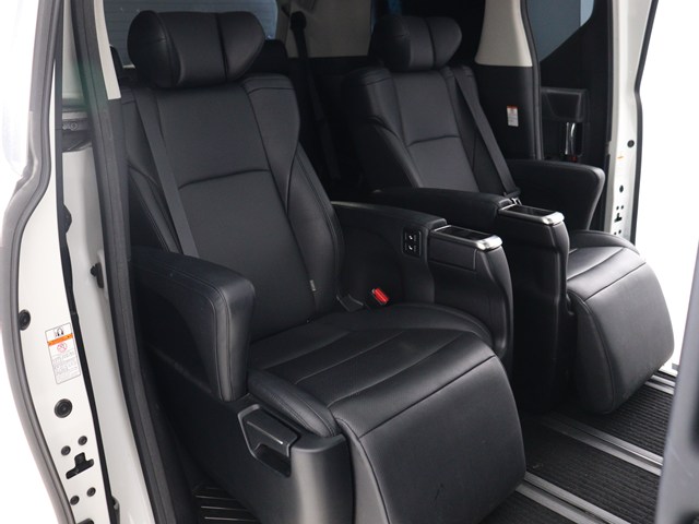 【エグゼクティブパワーシート】
高級感溢れるセカンドシートでございます!
電動リクライニング､オットマン完備!