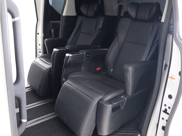 【エグゼクティブパワーシート】
高級感溢れるセカンドシートでございます!
電動リクライニング､オットマン完備!