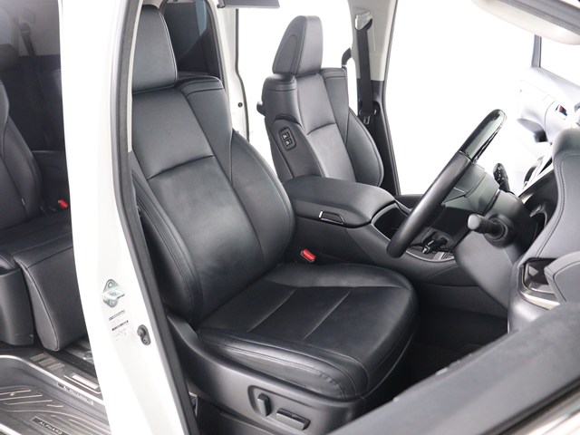 内装の状態も非常にクリーンな状態です｡
ご納車前には専門スタッフが
隅々までクリーニングを行います!