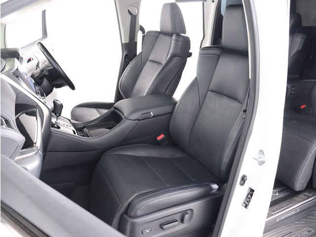 内装の状態も非常にクリーンな状態です｡
ご納車前には専門スタッフが
隅々までクリーニングを行います!