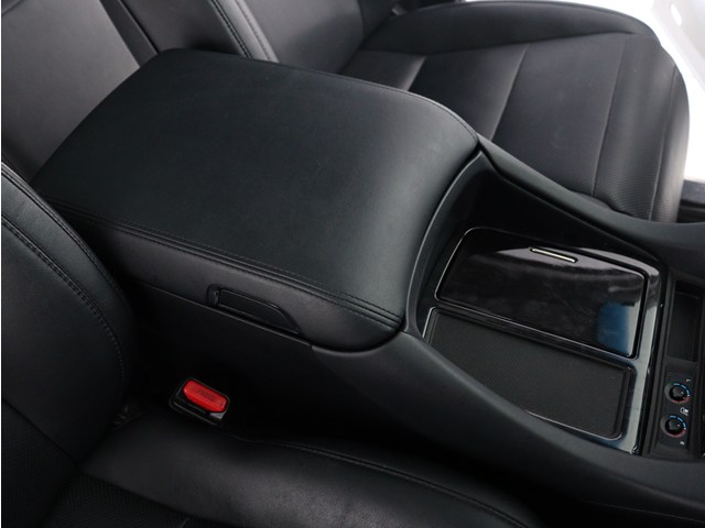 【コンソールボックス】
大容量の収納力が魅力的なコンソールです!
ドリンクホルダーも使いやすい配置です!