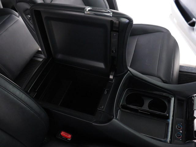 【コンソールボックス】
大容量の収納力が魅力的なコンソールです!
ドリンクホルダーも使いやすい配置です!