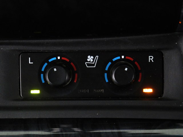 【快適温熱シート＋ベンチレーションシート
】温度調整が可能で即温性に優れたシートで
す。また夏場の暑い日に重宝するシートの背
もたれと座面から風を送り出してくれる機能
も備えてます。