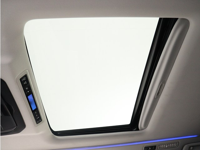 【大人気☆ツインサンルーフ】
見た目もカッコよく、車内の解放感も演出!
必須条件にされるほどの大人気装備です!