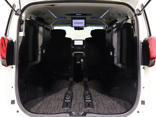 【広々トランクルーム】
スーツケース､ゴルフバッグも楽々収納可能
大人数での旅行にもピッタリの収容量です