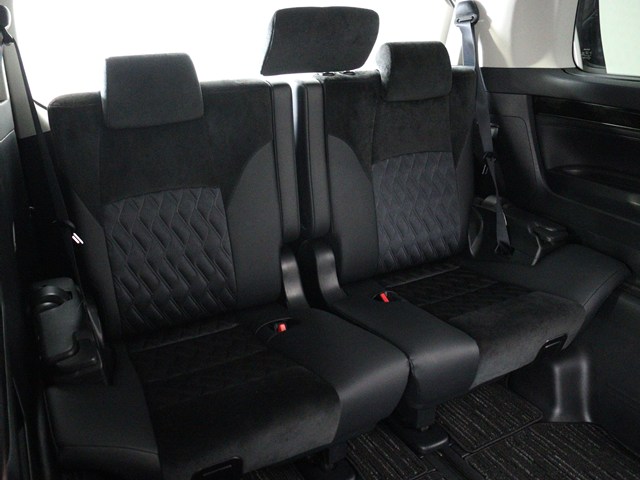 【サードシートまで広々空間】
シートアレンジにて快適空間を演出します!
豊富なアレンジパターンがございます!