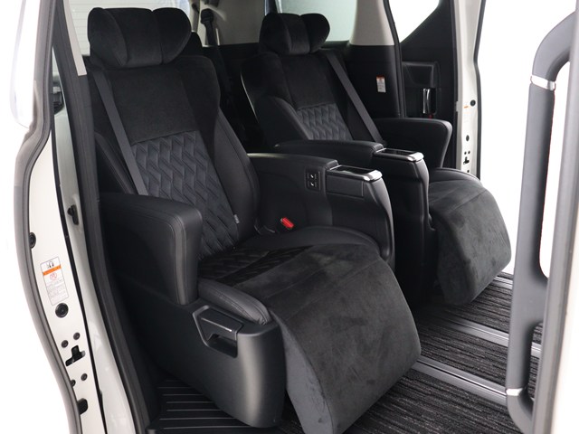 【エグゼクティブパワーシート】
高級感溢れるセカンドシートでございます!
電動リクライニング､オットマン完備!