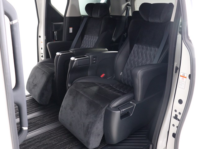 【エグゼクティブパワーシート】
高級感溢れるセカンドシートでございます!
電動リクライニング､オットマン完備!