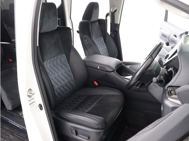 内装の状態も非常にクリーンな状態です｡
ご納車前には専門スタッフが
隅々までクリーニングを行います!