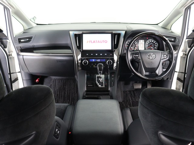 【運転席助手席も広々☆】
広々使えるのは後席だけではございません｡
国内最高峰ミニバンの特権ですね!