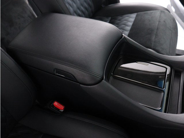 【コンソールボックス】
大容量の収納力が魅力的なコンソールです!
ドリンクホルダーも使いやすい配置です!