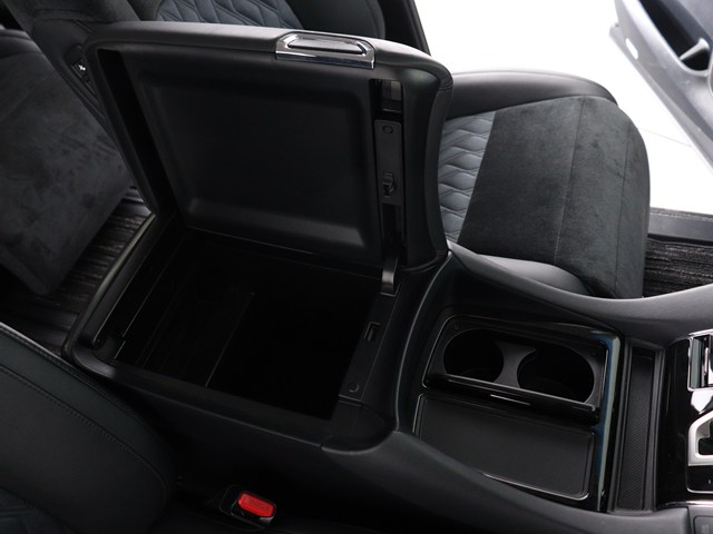 【コンソールボックス】
大容量の収納力が魅力的なコンソールです!
ドリンクホルダーも使いやすい配置です!