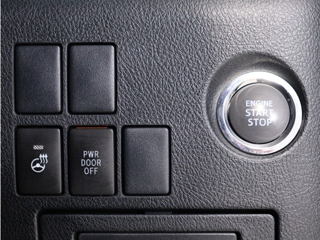 【プッシュスタート】
エンジン始動時はプッシュスタートを採用!
カバンから鍵を取り出す手間も不要です｡