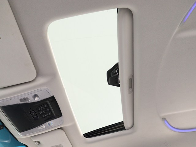 【大人気☆ツインサンルーフ】
見た目もカッコよく、車内の解放感も演出!
必須条件にされるほどの大人気装備です!