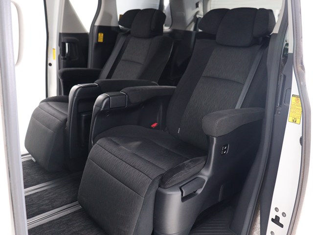 【エグゼクティブパワーシート】
高級感溢れるセカンドシートでございます!
電動リクライニング､オットマン完備!
