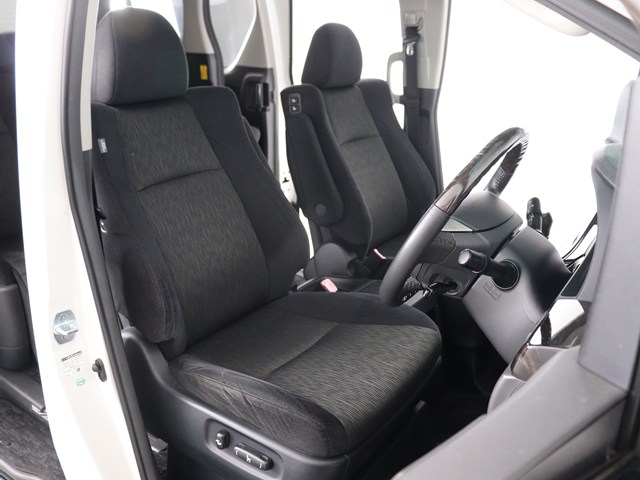 内装の状態も非常にクリーンな状態です｡
ご納車前には専門スタッフが
隅々までクリーニングを行います!