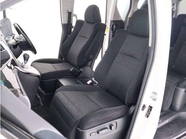 内装の状態も非常にクリーンな状態です｡
ご納車前には専門スタッフが
隅々までクリーニングを行います!