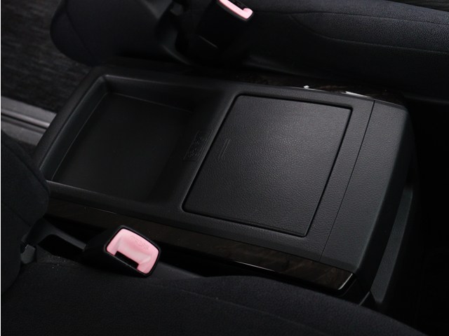 【スライド式コンソールボックス】
大容量の収納力が魅力的なコンソールです!
ドリンクホルダーも使いやすい配置です!